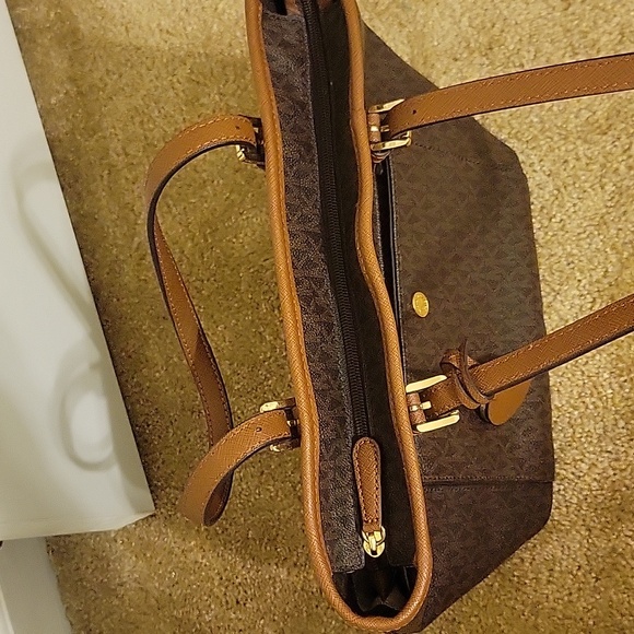 Michael Kors Medium Jet Set Tote - Picture 11 of 12